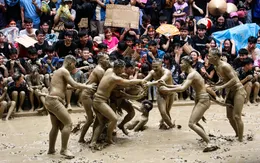 Bắc Giang: Trai làng Vân cởi trần, đóng khố "tắm bùn" tại Lễ hội vật cầu nước