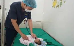 Cứu sống trẻ bị dị tật khe hở thành bụng, nội tạng ngoài cơ thể