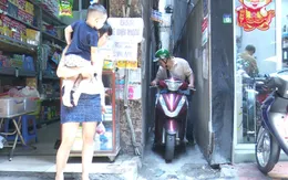 Ngõ nhỏ Hà Nội ngày càng hẹp, người dân lo lắng trước nguy cơ cháy nổ cao