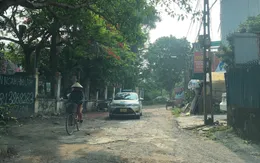 Đường Hà Nội xuống cấp, phụ huynh thấp thỏm lo rớt con xuống đường