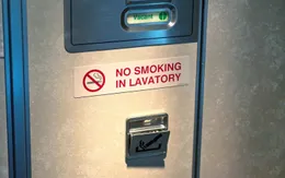 Tại sao một số máy bay vẫn trang bị gạt tàn dù cấm hút thuốc?