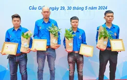 Trao Huy hiệu Tuổi trẻ dũng cảm tặng 4 thanh niên cứu người trong vụ cháy ở Trung Kính