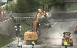 Xe bồn chở xăng bốc cháy làm hỏng cầu vượt ở Mỹ