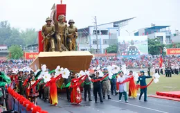 Người dân cả nước xúc động, tự hào hướng về Điện Biên Phủ