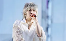 Nam ca sĩ hát từ 3h sáng, cùng biển người đón bình minh là ai?