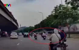 Thót tim nhóm học sinh “đầu trần”, lạng lách, đánh võng gây tai nạn