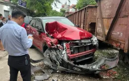Hà Nội: Xe ô tô nát đầu vì đỗ sát đường ray khi tàu hỏa chạy qua