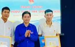 Trao huy hiệu "Tuổi trẻ dũng cảm" cho 3 đoàn viên cứu 5 học sinh bị đuối nước