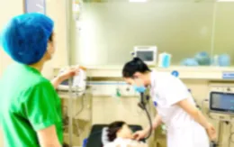 Bé gái bị điện giật từ dây sạc điện thoại