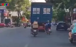 Vượt container tại nút giao, xe máy va chạm ô tô con