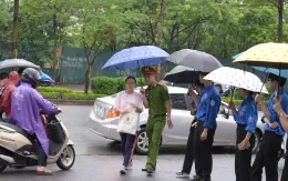 Thí sinh Hà Nội đội mưa đến thi môn Toán tuyển sinh vào lớp 10