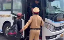 CSGT Đắk Nông giúp đỡ nam thanh niên bị gãy tay, đi bộ 8 ngày về quê