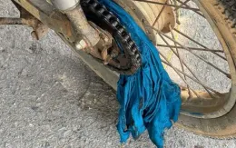 Áo chống nắng vướng vào bánh xe, người phụ nữ bị ngã gãy tay