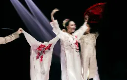 Linh Nga mặc áo dài, múa trên sàn diễn thời trang