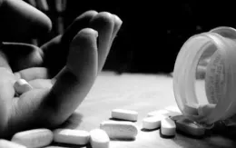 Mâu thuẫn gia đình, một người uống cả nắm thuốc
