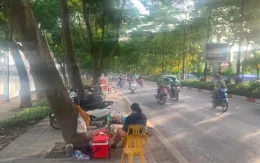 Hà Nội: Tái diễn tình trạng lấn chiếm vỉa hè quanh hồ Linh Đàm