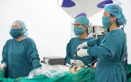 Đau tức bụng, bé gái 14 tuổi đi khám phát hiện đa u nang buồng trứng