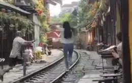 Vụ cô gái lao ra giữa đường ray ở Hà Nội: Lập biên bản phạt chủ quán cà phê