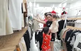 "Cuộc chiến" trông con ngày hè: Cha mẹ toát mồ hôi, vừa trông con vừa làm việc