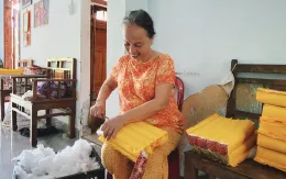 Bàn tay nối dài sợi chỉ tinh hoa nghề may gối cung đình Huế