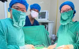Cắt khối u buồng trứng ác tính cho bệnh nhân 15 tuổi