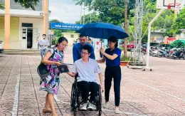 "Áo xanh" tình nguyện đẩy xe lăn, cõng thí sinh đến làm thủ tục thi Tốt nghiệp THPT