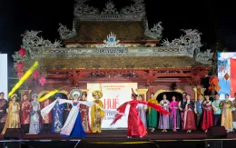 Trình diễn áo dài và hanbook ở Bến Nghênh Lương đình