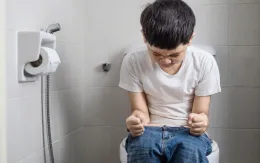 Tác hại của táo bón kéo dài và giải pháp điều trị an toàn cho trẻ