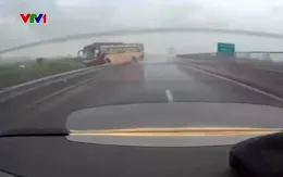 Chạy tốc độ cao trên đường trơn trượt, xe khách lao xuống ruộng