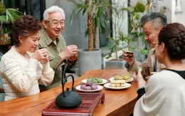 Người lớn tuổi nên lưu ý điều gì khi uống trà?