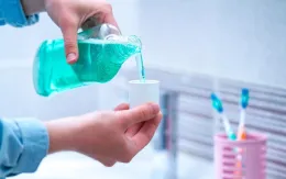 Có nên sử dụng nước súc miệng kháng khuẩn mỗi ngày?