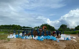 Các chiến sĩ Quân chủng Phòng không - Không quân hỗ trợ người dân chống ngập