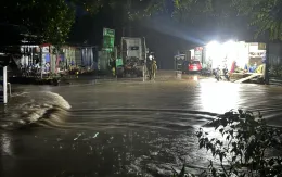 Thái Nguyên: Người đàn ông bị nước lũ cuốn trôi may mắn được cứu sống