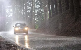 Lái xe an toàn trong ngày mưa cần chú ý điều gì?