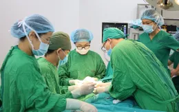 Gần đứt lìa cẳng chân do va vào máy cắt cỏ