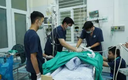 Tích cực cấp cứu các nạn nhân trong trong vụ tai nạn lao động tại Lào Cai