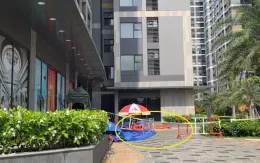 Một phụ nữ người nước ngoài rơi xuống sảnh tử vong trong tư thế khỏa thân