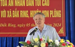 Chánh án TAND tối cao thăm, tặng quà các hộ dân bị ảnh hưởng bởi động đất