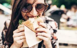 Bạn đang mắc hội chứng đồ ăn vặt nếu có những dấu hiệu này