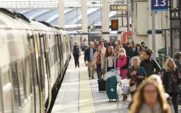 Bạo lực nhằm vào phụ nữ và trẻ em gái trên tàu điện tại Anh tăng nhanh