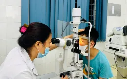 Gia tăng trẻ đi khám tật khúc xạ trước năm học mới