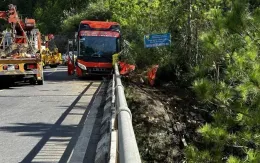 Xe giường nằm lao xuống bờ suối ở Lâm Đồng, hành khách đập kính thoát thân