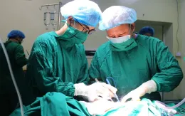 "Báo động đỏ" toàn viện cứu sống người đàn ông bị vết thương thấu tim, phổi