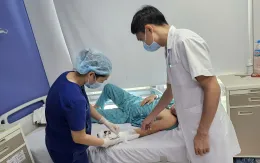 Nam thanh niên bị lột hết da bàn tay do kẹt vào máy cuốn