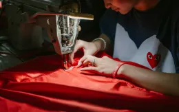 Những người thợ xẻ vải, xâu kim, thêu sao vàng, dệt hồn Tổ quốc