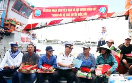 Hải quân Việt Nam làm điểm tựa cho ngư dân vươn khơi bám biển