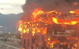 Xe khách giường nằm bốc cháy trên cao tốc Cam Lâm - Vĩnh Hảo