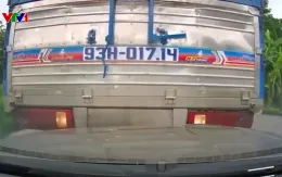 Lùi xe bất cẩn, đuôi xe tải đập mạnh vào đầu xe con