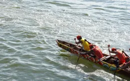 Tưng bừng Lễ hội Đua thuyền truyền thống trên sông Nhật Lệ mừng Tết Độc lập