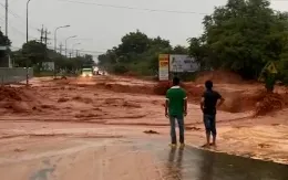 Cô gái trẻ bị lũ cát đỏ cuốn trôi trên đường phố Phan Thiết